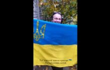 "Мокрий, але живий": херсонці зворушили українським прапором, який пережив окупацію (відео)