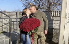 Мережу зворушило відео, як боєць ЗСУ освідчується коханій перед відходом на фронт