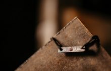 UNITED24 та Метінвест випустили у продаж останній наклад браслетів із довоєнної сталі "Азовсталі"