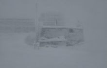 Майже нічого не видно: рятувальники показали неймовірний снігопад у Карпатах