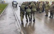 В РФ показательно задержали двух солдат, отказавшихся ехать на войну (видео)