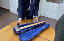 Ватажок "вагнерівців" передав Європарламенту "окровавлену" кувалду (відео)