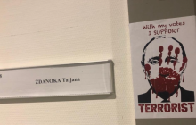 На дверях європарламентарів-противників визнання РФ спонсором тероризму з'явилися портрети Путіна (фото)