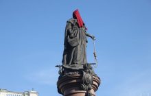 В Одессе начался демонтаж памятника Екатерине II (фото, видео)