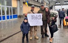 Сім'я Кіма повернулася до Миколаєва: політик показав, як зустрічав дружину і сина (фото, відео)