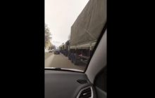 "Це що таке відбувається?": в РФ помітили колону "броні" з українськими прапорами (відео)