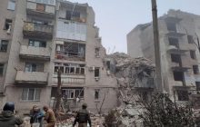 Росія завдала авіаудар по Часовому Яру на Донеччині: зруйновано під'їзд будинку (фото)