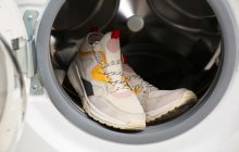 Ефективно і якісно: як випрати взуття у пралці і не зіпсувати його