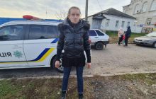 Під Харковом любителька "русского мира" зірвала український прапор і порвала його