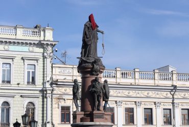 In Odesa, an executioner's cap was put on the statue of Catherine II: an activist announced its dismantling (photo)