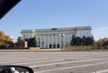 У Херсоні з будівлі ОДА зник прапор РФ, а колаборант Стремоусов заговорив про непросту ситуацію (фото, відео)