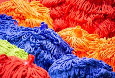 Куди cховати швабру і відро, щоб вони не заважали: лайфхаки