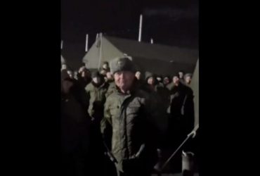 Хитай режим: в Казані мобіки облаяли генерала та прогнали його з табору (відео)