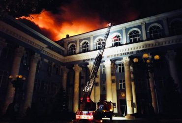 В Донецке вспыхнуло здание управления железной дорогой: оккупанты заявили об обстрелах