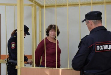 У РФ суд придумав нове покарання для жінки, яка залишила записку на могилі батьків Путіна