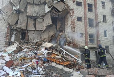 Оккупанты обстреляли многоэтажку в Лимане: разрушены восемь этажей (фото)