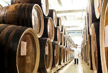 Оккупанты ограбили коньячный завод Таврия в Новой Каховке