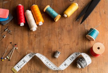 Как замаскировать дырку на куртке или футболке: 3 проверенных способа