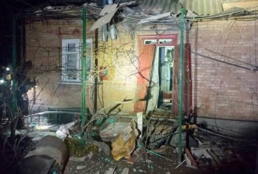 Внаслідок нічних ворожих обстрілів у Нікополі поранено жінку (фото)