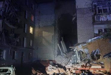 Оккупанты ударили по жилому дому в Николаеве: Зеленский отреагировал