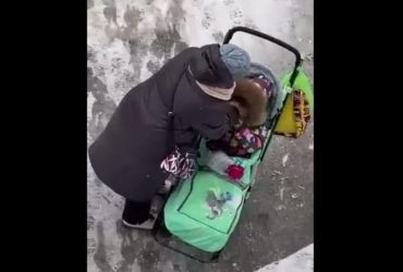 Какой рукой крестишься?: набожная россиянка обматерила и избила своего ребенка (видео)