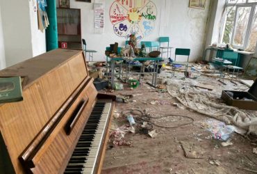 Осквернений  портрет Кобзаря, розтяжка: в Херсонській області вороги зробили зі школи звалище (фото)