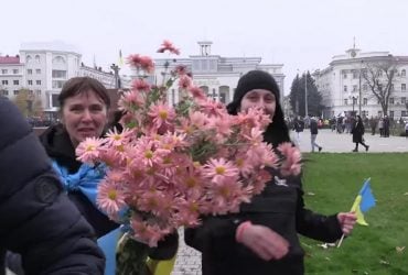 Люди бігли з квітами: ЗСУ показали, як заходили в Херсон (відео)