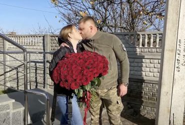 Сеть растрогало видео, как боец ВСУ делает предложение любимой перед уходом на фронт
