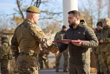 Зеленский приехал в Херсон в куртке за 237 долларов: реакция сети (фото)