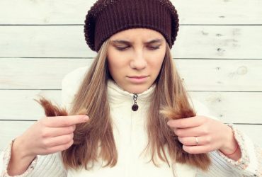 Парикмахер дала 5 советов, как ухаживать за волосами в морозы