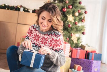 Названы стильные новогодние свитера для праздничного настроения (фото)