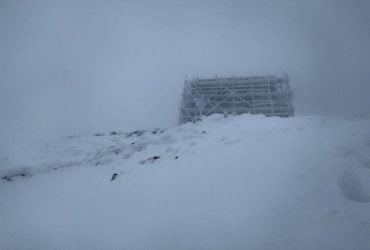 У Карпатах намело метрові кучугури, людей просять не ходити в гори (фото)