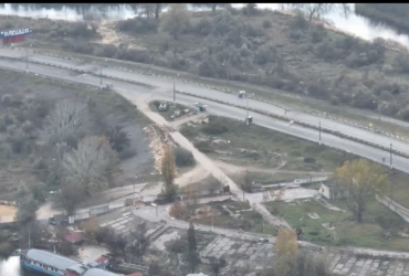 Просто поруч зі знаком Олешки українські військові знищили російський БТР (відео)