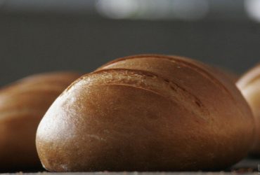 Вы неправильно храните хлеб: легендарный британский шеф-повар назвал грубую ошибку