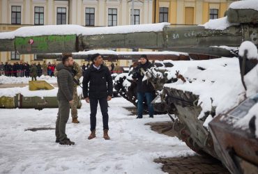 Защитим Украину и свободу: Зеленский и Сунак осмотрели в Киеве уничтоженную военную технику РФ (фото, видео)