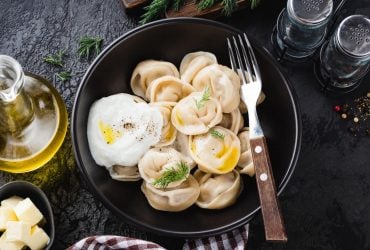 Тесто для пельменей будет эластичным и мягким: нужно добавить один ингредиент