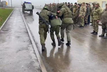 В РФ показательно задержали двух солдат, отказавшихся ехать на войну (видео)