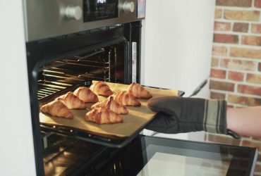 Буде як нове: пекар розповіла, як легко відчистити деко від нагару