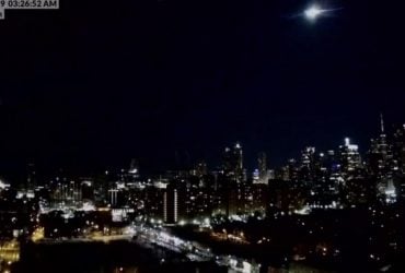 Сильний вибух та спалах: камери у Канаді зафіксували падіння метеорита (відео)