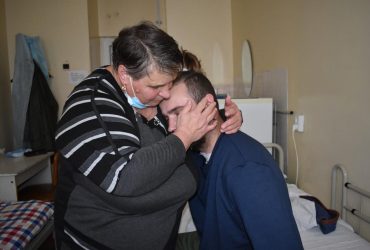 В Днепре 10 часов спасали жизнь военного, который был в шаге от смерти (фото)