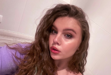 16-летняя дочь Фреймут в ультрамини блеснула сочными бедрами