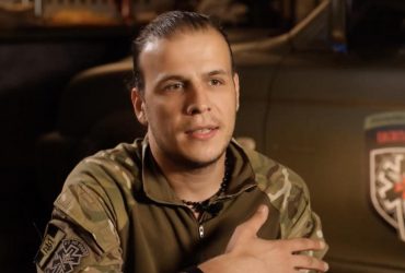 Украинский режиссер ехал снимать войну, но сейчас спасает раненых (видео)