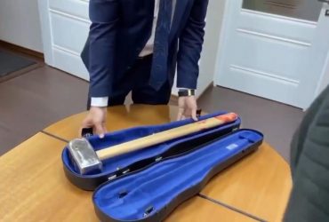 Ватажок вагнерівців передав Європарламенту окровавлену кувалду (відео)