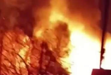 Россияне обстреляли Херсон: горят жилые дома, есть пострадавшие (видео)