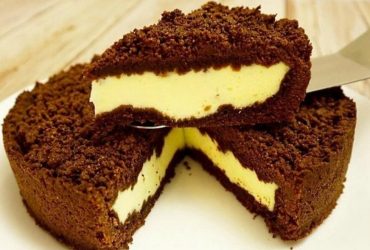 Потрясающий быстрый сметанник без выпечки: готовим торт без света