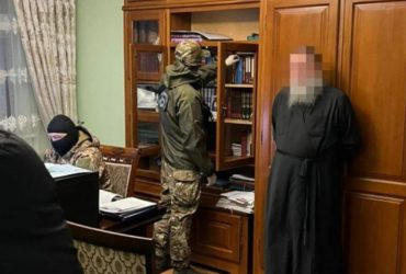 СБУ застала секретаря Чернівецької єпархії УПЦ МП в ліжку з хлопцем із місцевого хору - ЗМІ (фото)