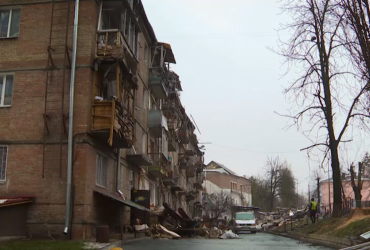 Зеленський побував на місці удару по будинку у Вишгороді (відео)