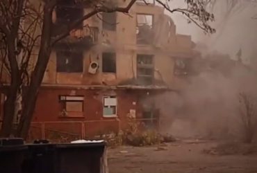 Скрывают свои преступления: россияне сносят здания в историческом центре Мариуполя (видео)