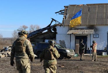 Металобрухт, снаряди і понівечені будинки: в ЗСУ показали звільнене село Макіївка (фоторепортаж)