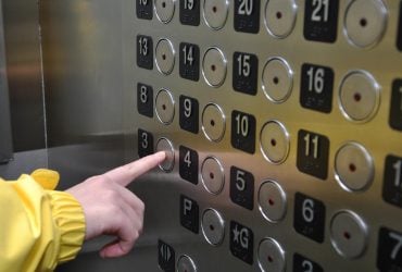 У XIX столітті люди по-справжньому лякалися звичайних кнопок, і в них були на те причини